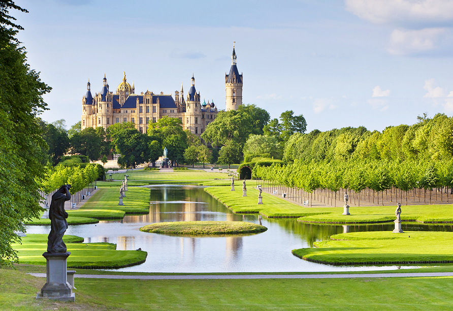 Wie wäre es zudem mit einer Fahrt zum Schloss Schwerin?