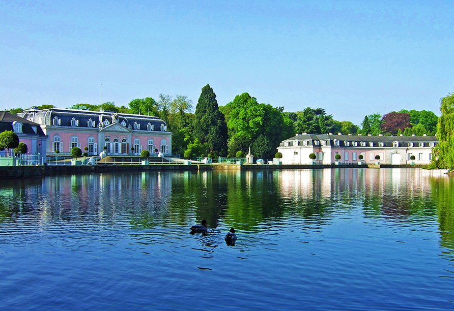 Besuchen Sie das nahegelegene Schloss Benrath mit seiner barocken Parkanlage.