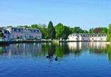 Besuchen Sie das nahegelegene Schloss Benrath mit seiner barocken Parkanlage.