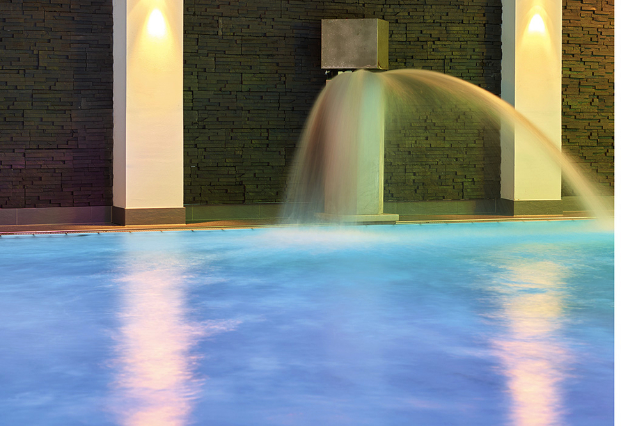 Erleben Sie ein wohltuendes Thermalbad im großzügigen Wellnessbereich des Hotels.