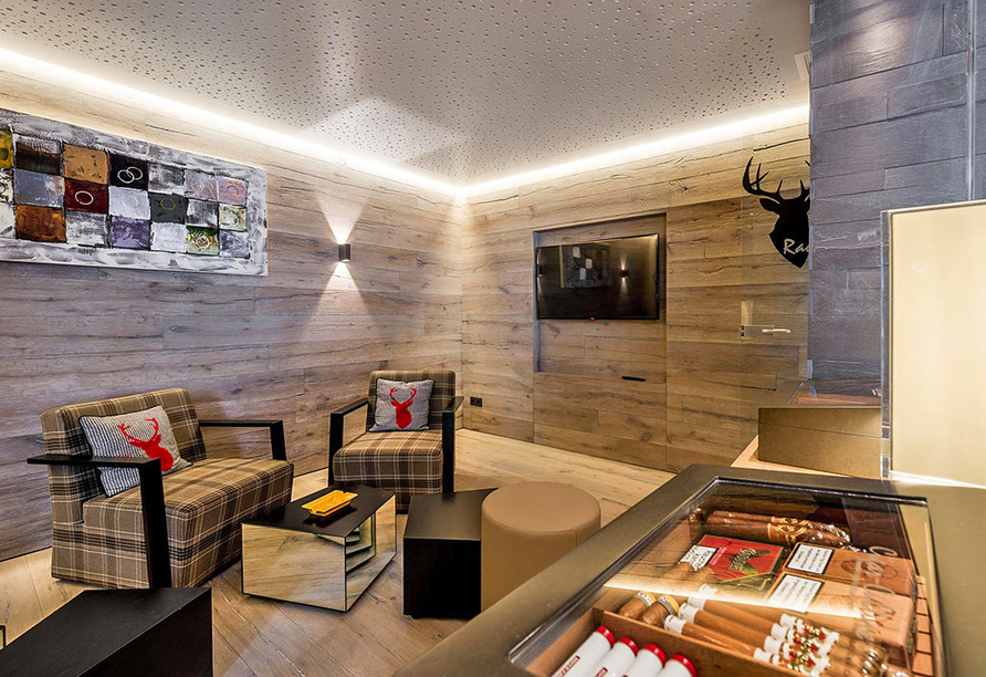 Gemütliche Raucher- und Zigarrenlounge im Boutique Hotel die Mittagspitze in Damüls im Bregenzerwald