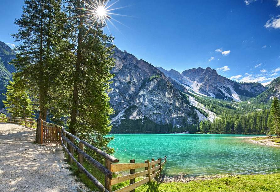 Der nahe gelegene Pragser Wildsee ist ein Naturspektakel vom Feinsten.