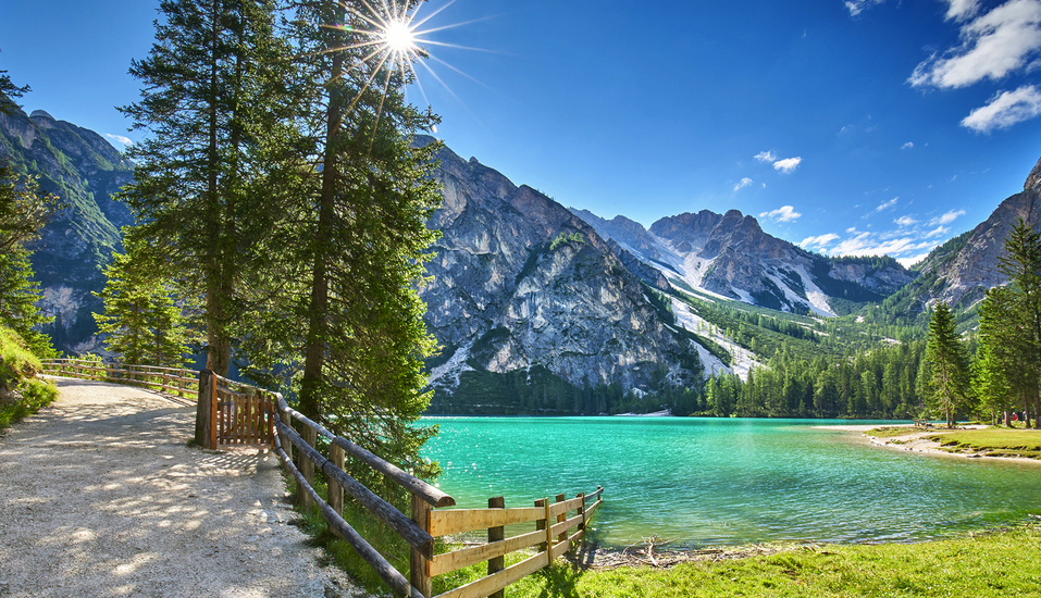 Der nahe gelegene Pragser Wildsee ist ein Naturspektakel vom Feinsten.