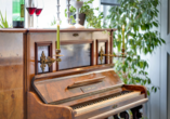 Der Name ist Programm: Bereits in der Lobby Ihres Hotels erwartet Sie ein altes Klavier.