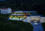Wunderschön beleuchtete Außenansicht des Hotelkomplexes Rimske Terme bei Nacht.