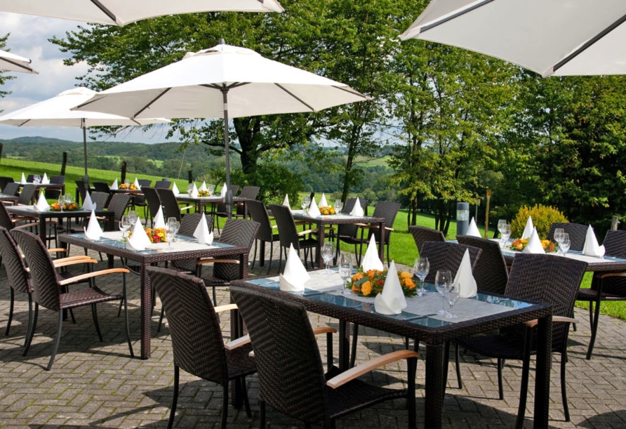 Genießen Sie die Sonne auf der Terrasse des Trans World Hotels Kranichhöhe in Much.