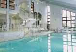 Schwimmen Sie durch das lichtdurchflutete Hallenbad des Trans World Hotels Kranichhöhe in Much.