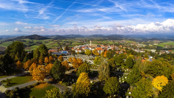 Die ruhigen Gassen von Waldkirchen laden dazu ein, die Schönheit des Bayerischen Waldes bewusst zu genießen.