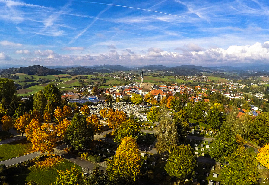 Die ruhigen Gassen von Waldkirchen laden dazu ein, die Schönheit des Bayerischen Waldes bewusst zu genießen.