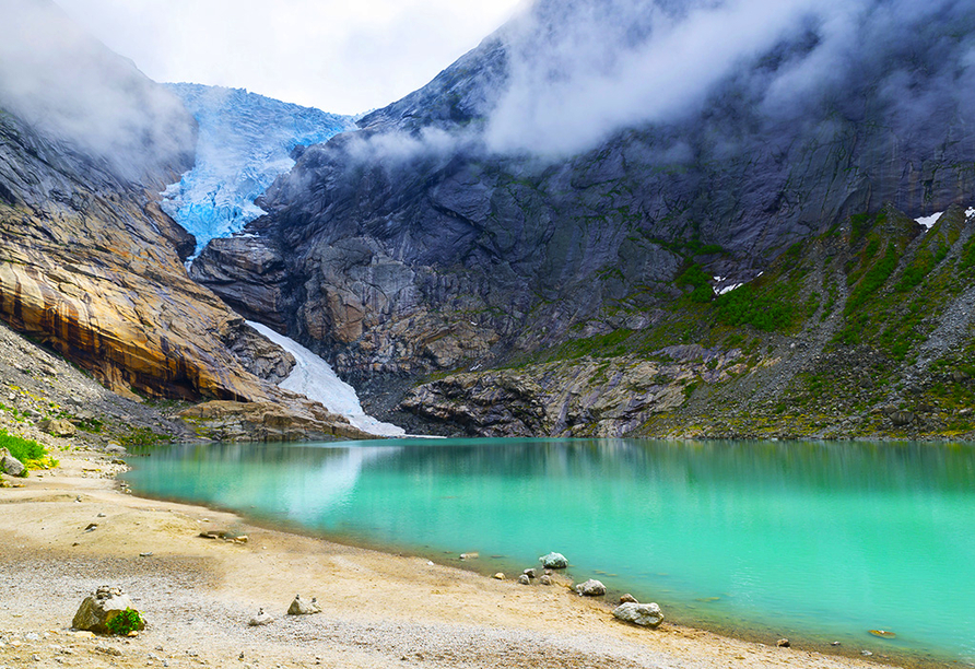 Machen Sie einen Ausflug zum Briksdalsbreen-Gletscher und bewundern Sie die Schönheit der Natur.