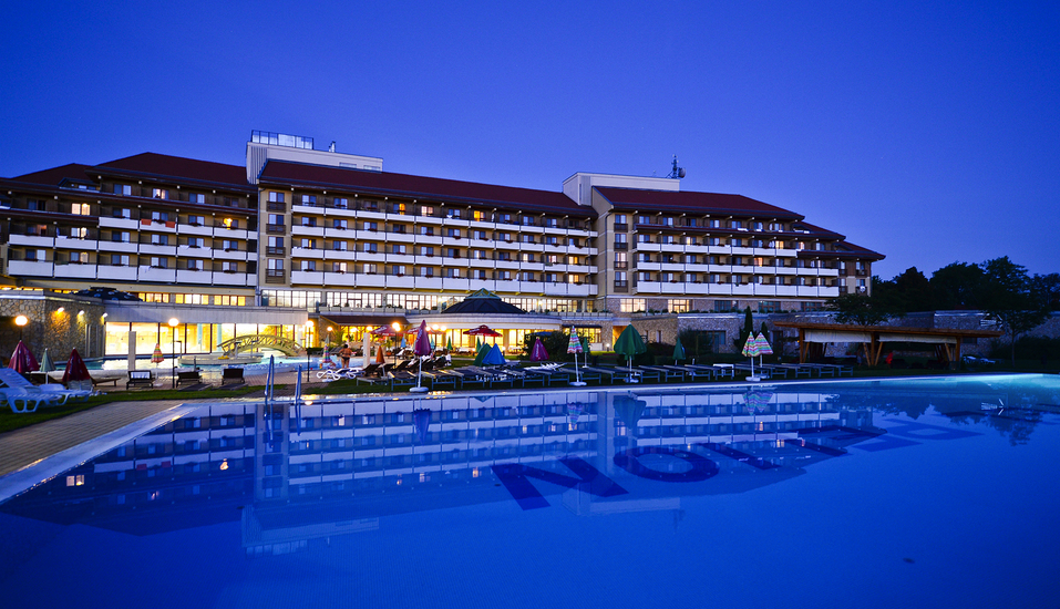 Hunguest Hotel Pelion in Tapolca, Außenansicht Nacht
