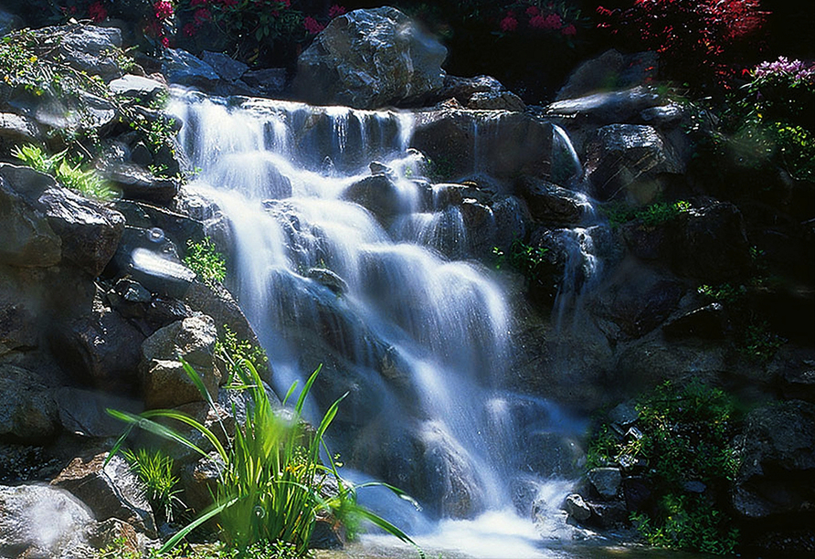 Lauschen Sie im Garten des Rüters Parkhotels dem Plätschern des Wasserfalls.