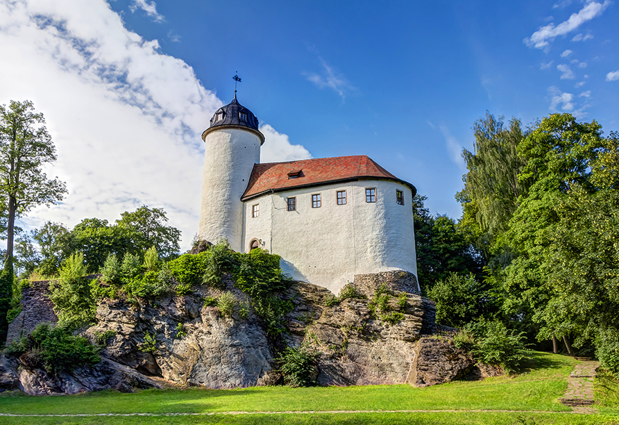 Besuchen Sie die kleinste Burg Sachsens im Stadtteil Rabenstein.