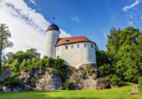 Besuchen Sie die kleinste Burg Sachsens im Stadtteil Rabenstein.