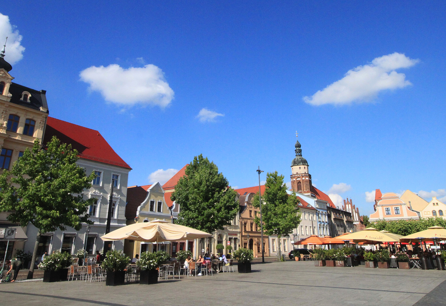 Cafés und Restaurants laden auf dem Cottbuser Marktplatz zum Verweilen ein.