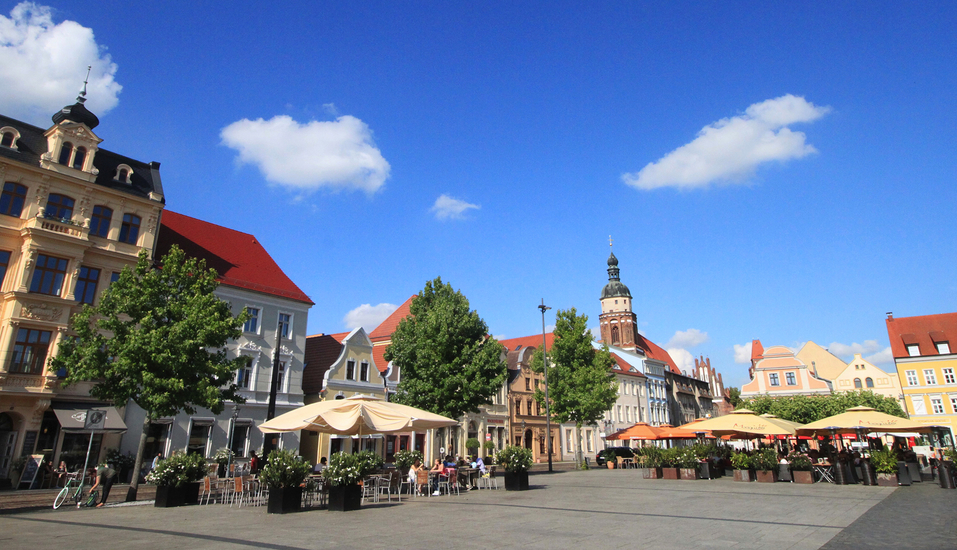 Cafés und Restaurants laden auf dem Cottbuser Marktplatz zum Verweilen ein.