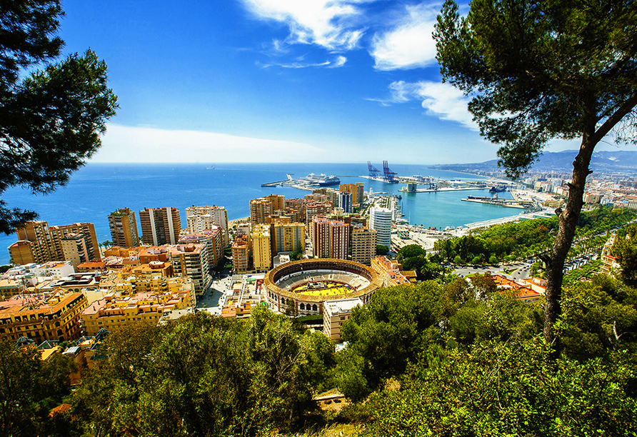 Málaga präsentiert sich mit eindrucksvoller Küstenlage und mediterranem Charme.
