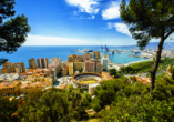 Málaga präsentiert sich mit eindrucksvoller Küstenlage und mediterranem Charme.