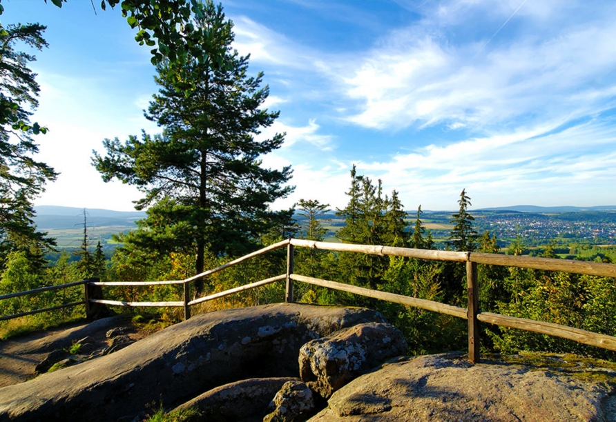 Zahlreiche Aussichtspunkte im Fichtelgebirge bieten Ihnen einen Blick über wundervolle Landschaften bis hin zum Horizont.