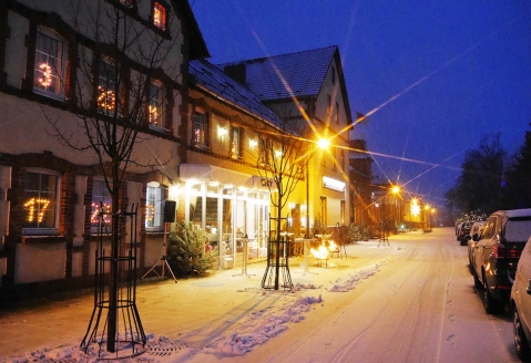 Die Außenansicht des City Hotels Welzow ist im Winter schön anzusehen.