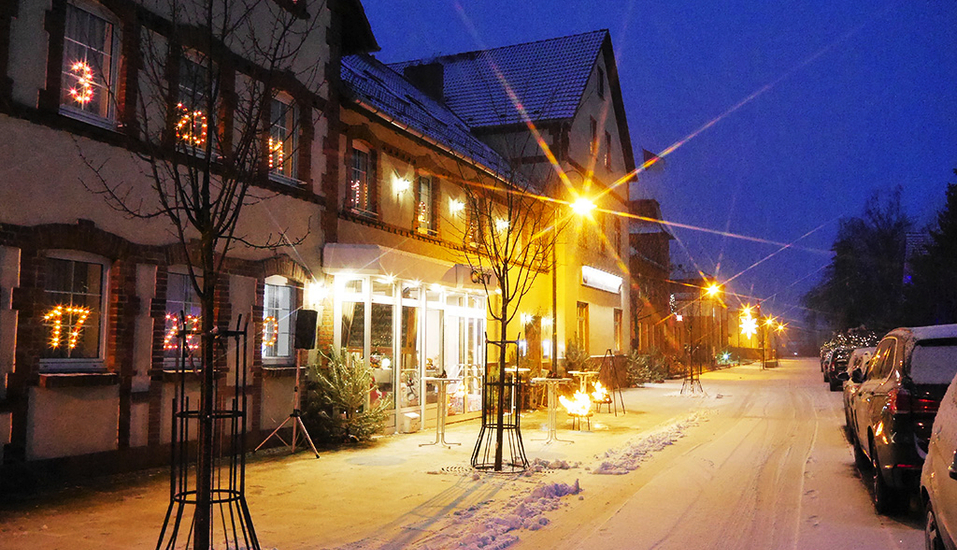 Die Außenansicht des City Hotels Welzow ist im Winter schön anzusehen.