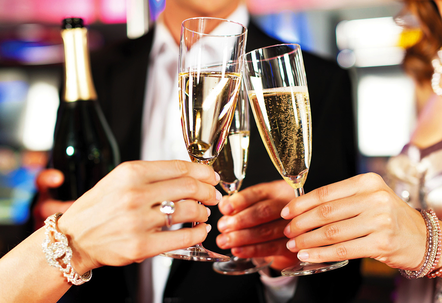 Stoßen Sie um Mitternacht mit einem Glas Sekt an.