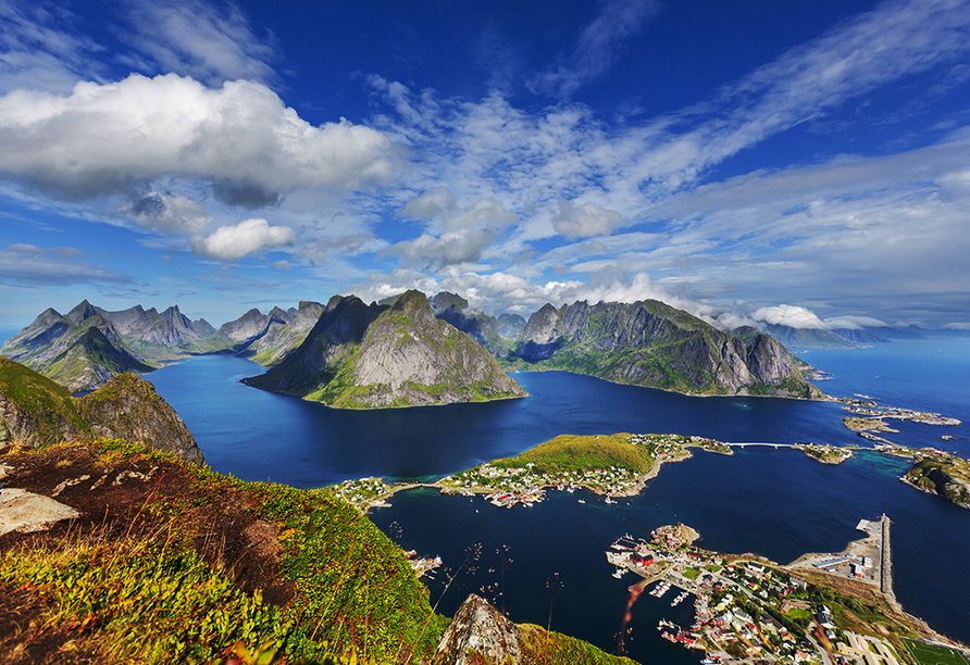 Entdecken Sie ab Leknes die einzigartige Landschaft der Lofoten.