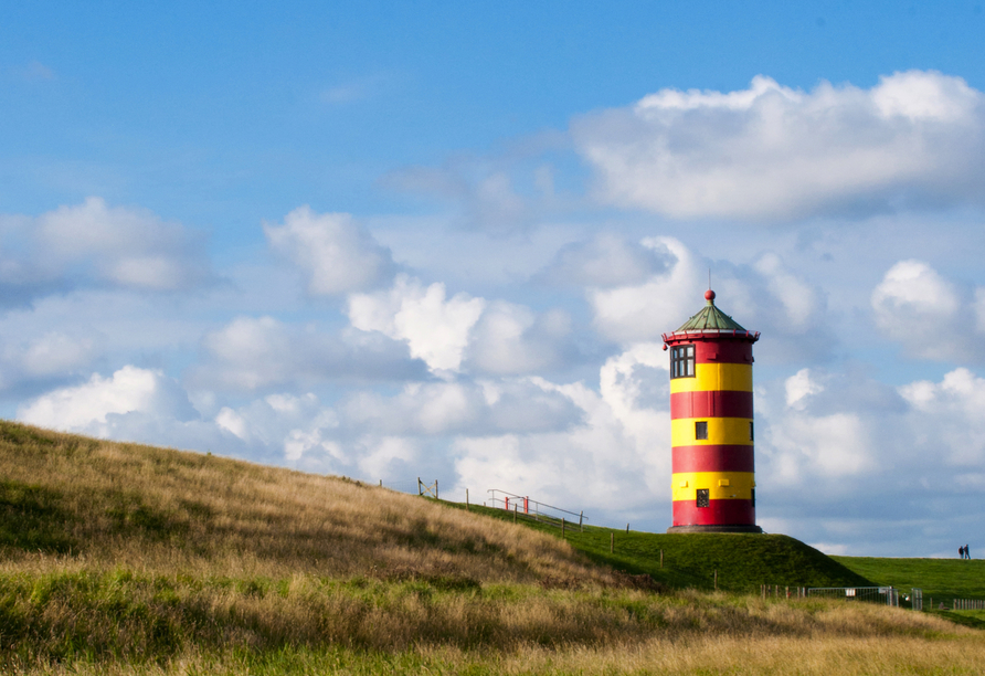 Der Leuchtturm in den Dünen bei Pilsum verbreitet nordisches Flair und Urlaubsgefühle. 