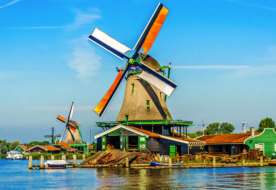 Bewundern Sie die schöne Windmühle in Zaanse Schans.