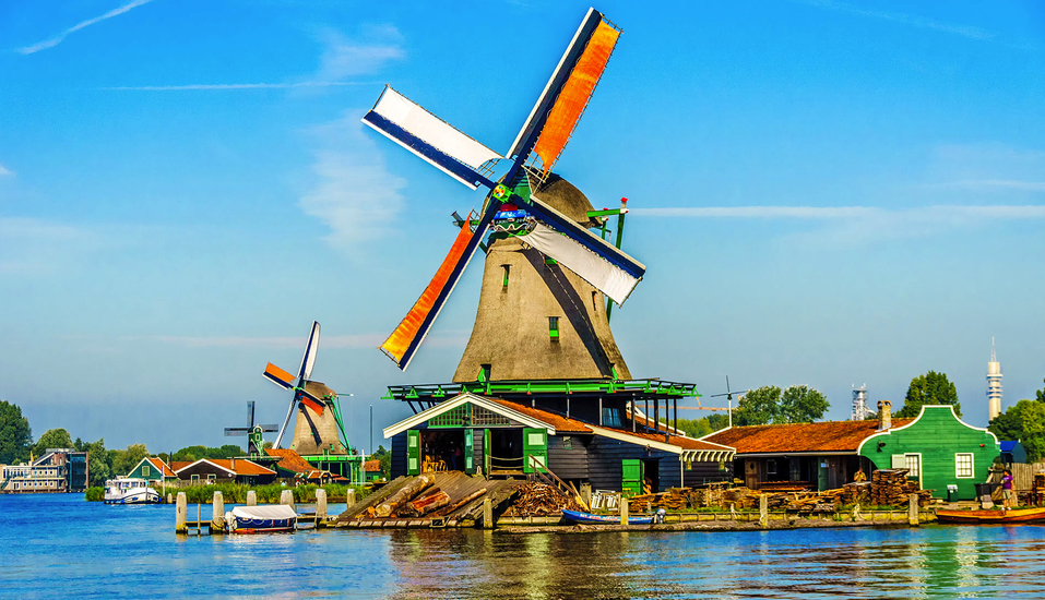 Bewundern Sie die schöne Windmühle in Zaanse Schans.