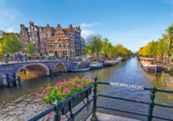 Die niederländische Hauptstadt Amsterdam ist auf jeden Fall einen Besuch wert.