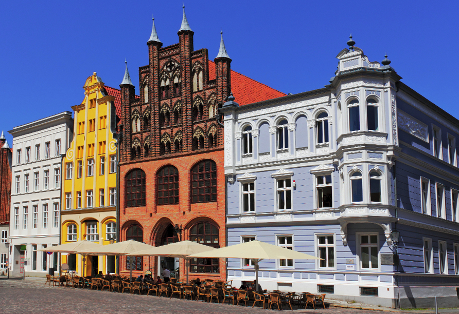 Schlendern Sie durch Stralsund und lassen Sie sich von dem einmaligen Stadtbild mit historischen Häusern verzaubern.