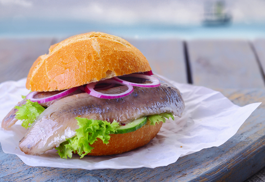 Gehört zu jedem Ostseeurlaub dazu: Ein leckeres Fischbrötchen!