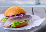 Gehört zu jedem Ostseeurlaub dazu: Ein leckeres Fischbrötchen!
