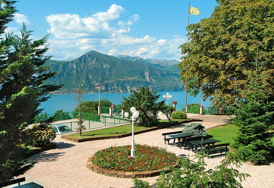 Das idyllische Hotelgelände mit Blick auf den Gardasee lädt zum Träumen und Entspannen ein.