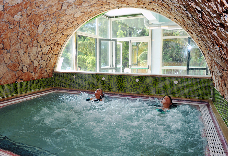 Erholen Sie sich im Wellnessbereich mit Whirlpool im Park Hotel Jolanda am Gardasee.