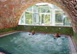 Erholen Sie sich im Wellnessbereich mit Whirlpool im Park Hotel Jolanda am Gardasee.