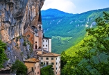 Die Felsenkirche Madonna della Corona ist ein besonderes Highlight.