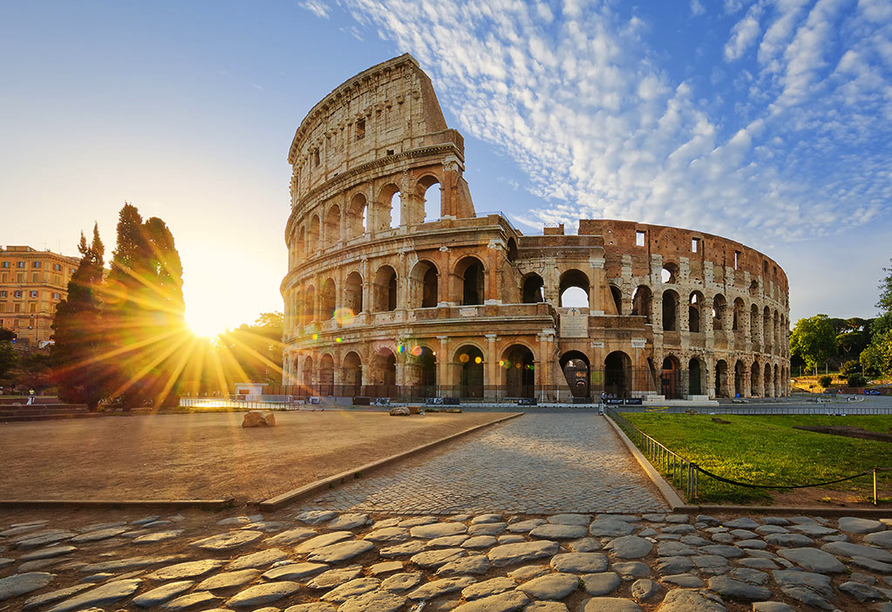 Machen Sie einen Ausflug nach Rom und besuchen Sie das Kolosseum.