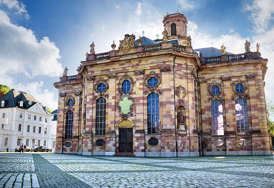 Die Landeshauptstadt des Saarlandes Saarbrücken ist nur etwa 40 km entfernt.