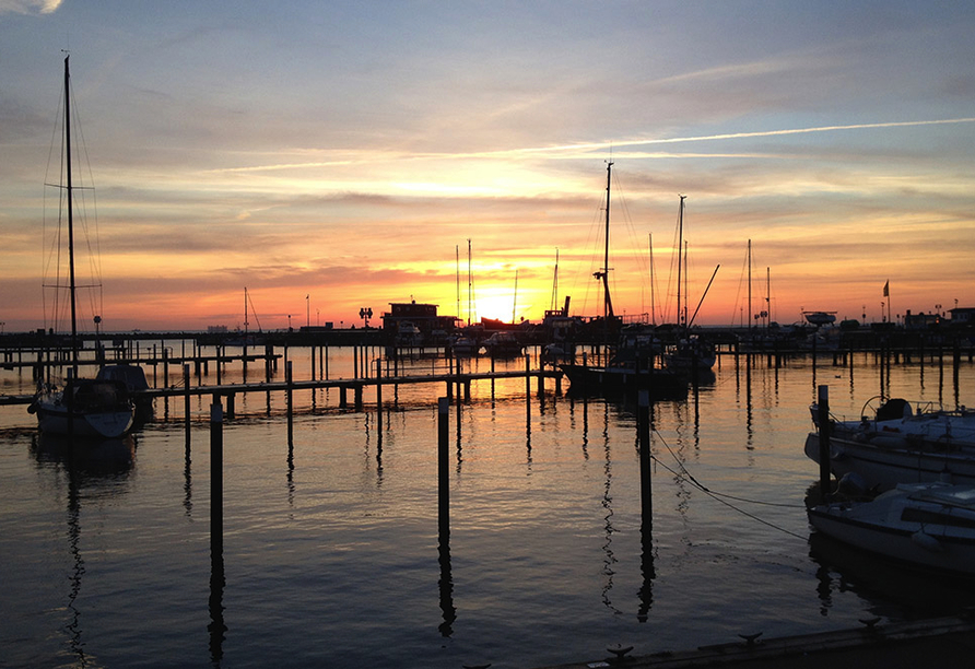 Wunderschöne Sonnenuntergänge über dem Hafen bieten Ihnen Ostsee-Romantik pur.