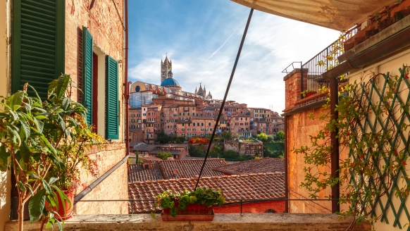 Ausblick auf die romantische Altstadt von Siena.