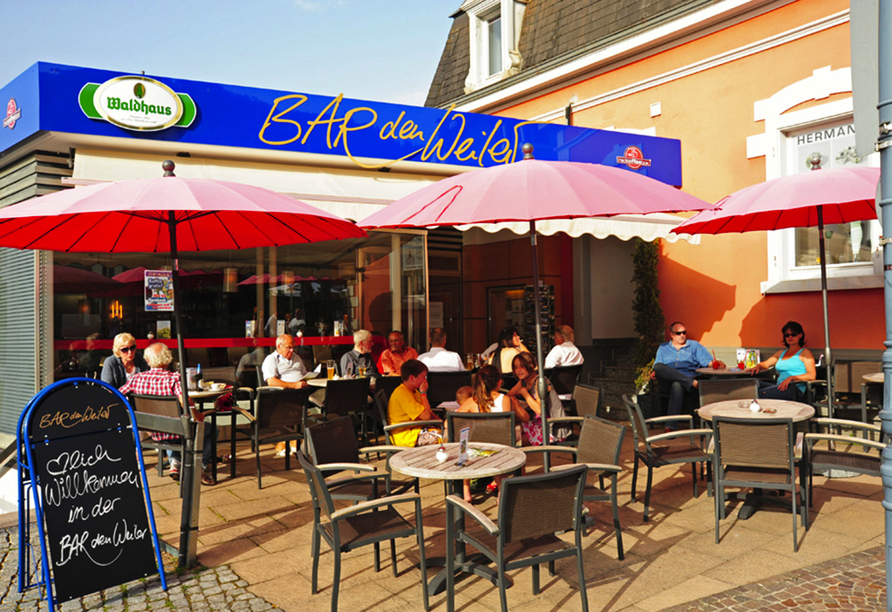 Die Café-Bar des Fini-Resorts Badenweiler empfängt Sie mitten im Dorf Badenweiler.