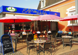 Die Café-Bar des Fini-Resorts Badenweiler empfängt Sie mitten im Dorf Badenweiler.