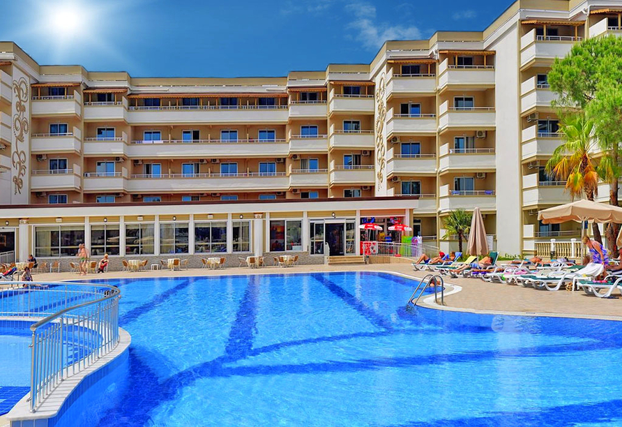 Entspannen Sie am Pool des Linda Resort Hotels.