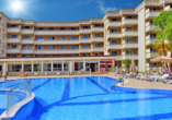 Entspannen Sie am Pool des Linda Resort Hotels.