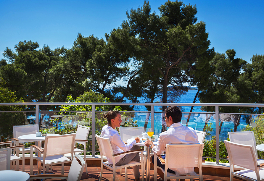 Genießen Sie den sensationellen Ausblick auf der Terrasse des Hotel Aminess Grand Azur.
