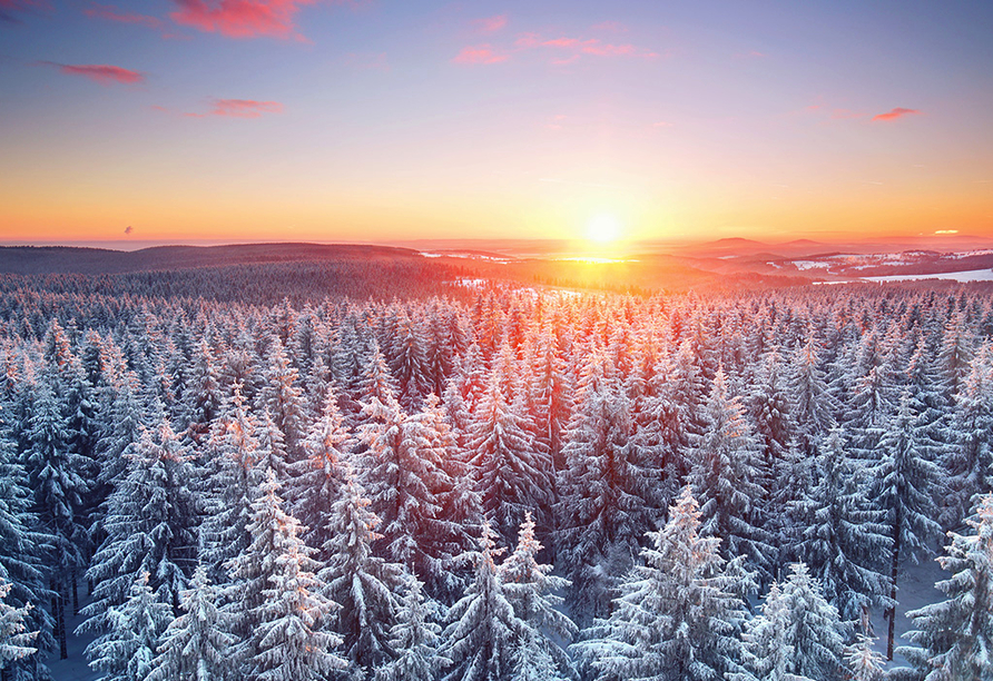 Ein einmaliges Erlebnis – der Sonnenuntergang über dem winterlich verschneiten Thüringer Wald!