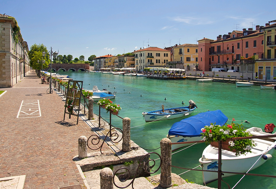 Schlendern Sie durch die malerische Innenstadt von Peschiera del Garda.