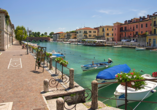 Schlendern Sie durch die malerische Innenstadt von Peschiera del Garda.